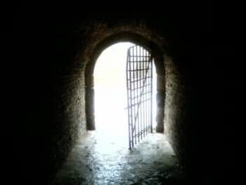 Light_on_door_at_the_end_of_tunnel